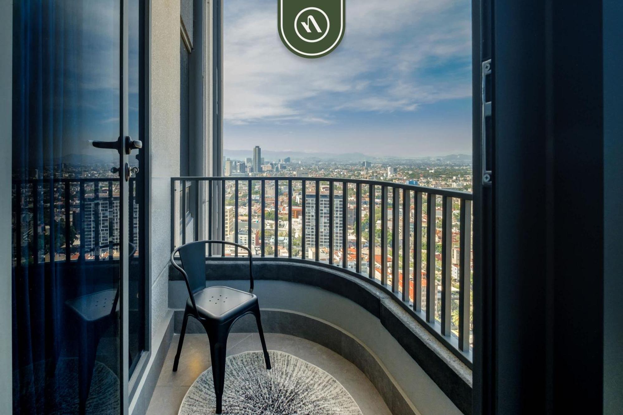 Apartment Overlooking The Revolution Monument
